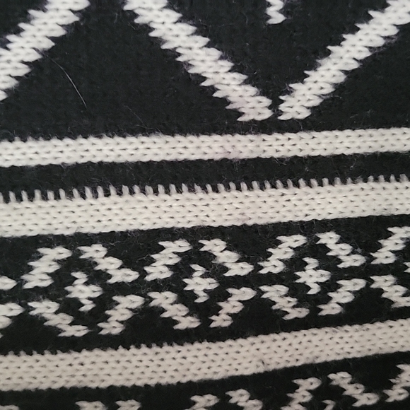 A small/medium black and white aztec print cardigan Aeropostale - Picture 2 of 3